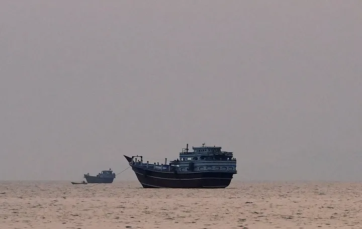 إيران تعلن منع 3 ناقلات نفط من عبور هرمز وأمريكا تواصل ضرباتها