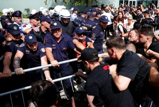 Protestë para Kuvendit të Shqipërisë, regjistrohen tensione
