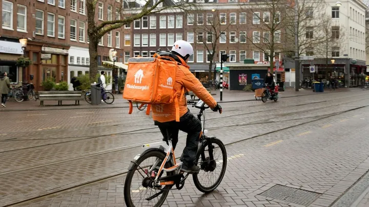 Consumentenbond: Thuisbezorgd misleidt klanten met verborgen kosten en nepkortingen.