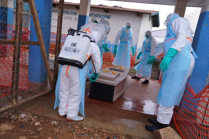 Le bilan de l'épidémie d'Ebola dépasse les 1 000 morts en RD Congo