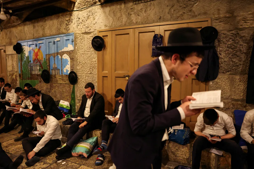 Thousands of illegal Israeli settlers storm Al-Aqsa Mosque in occupied East Jerusalem