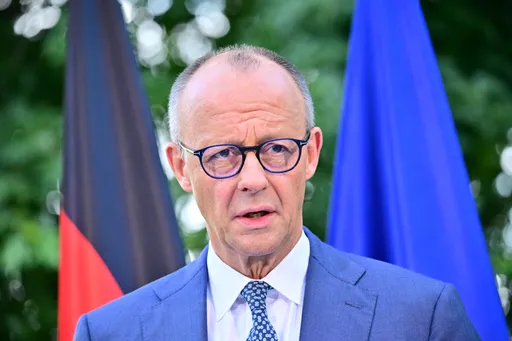 Merz baut Regierung um und kündigt weitere Veränderungen an