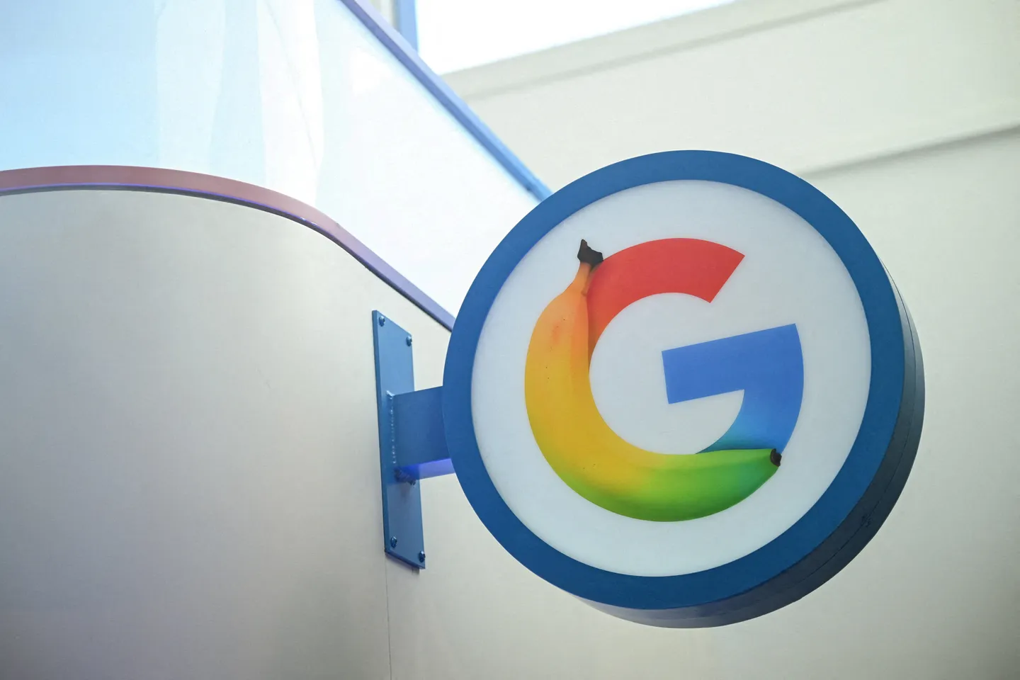 Google krijgt boete van bijna een miljard euro van de EU wegens het bevoordelen van eigen diensten