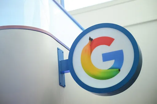 Google krijgt boete van bijna een miljard euro van de EU wegens het bevoordelen van eigen diensten