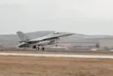 Avioni rumun F-16 rrëzon një dron që e shkeli hapësirën ajrore