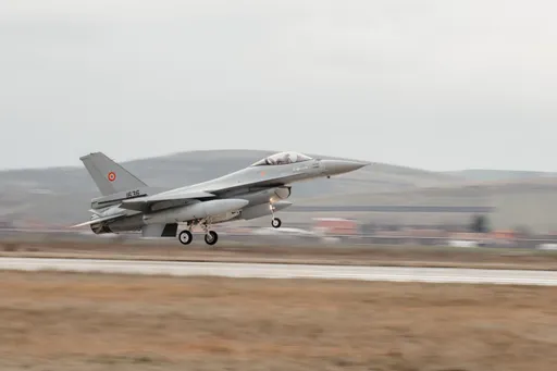 Avioni rumun F-16 rrëzon një dron që e shkeli hapësirën ajrore