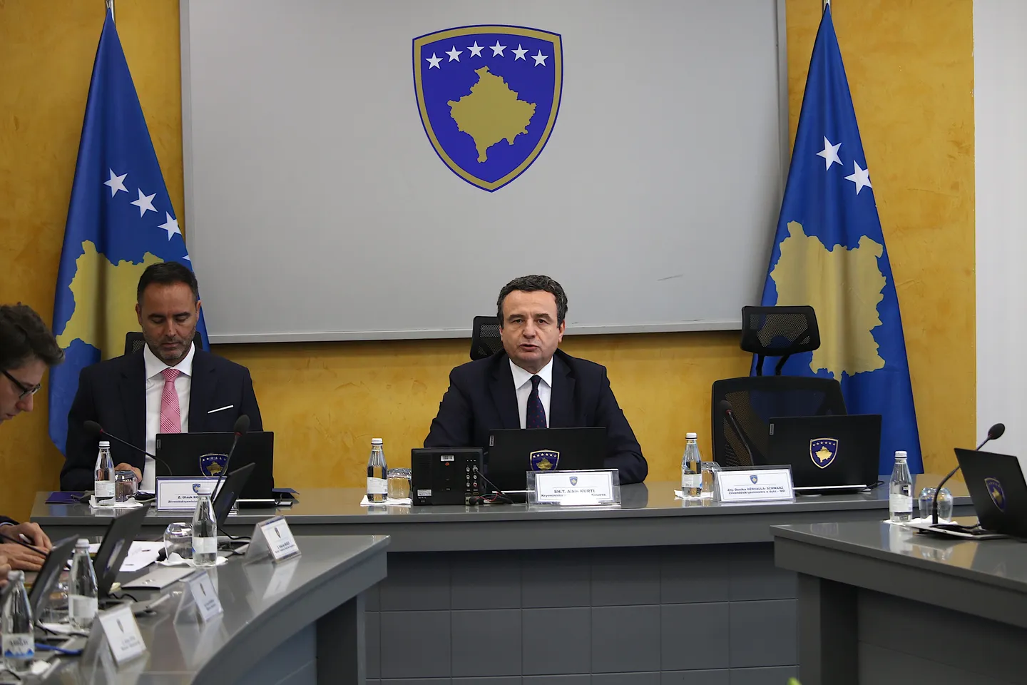 Kurti për dorëheqjet e serbëve nga institucionet: Nuk kemi të drejtë t’u themi kthehuni