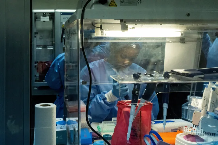 First person receives new trial vaccine for Ebola