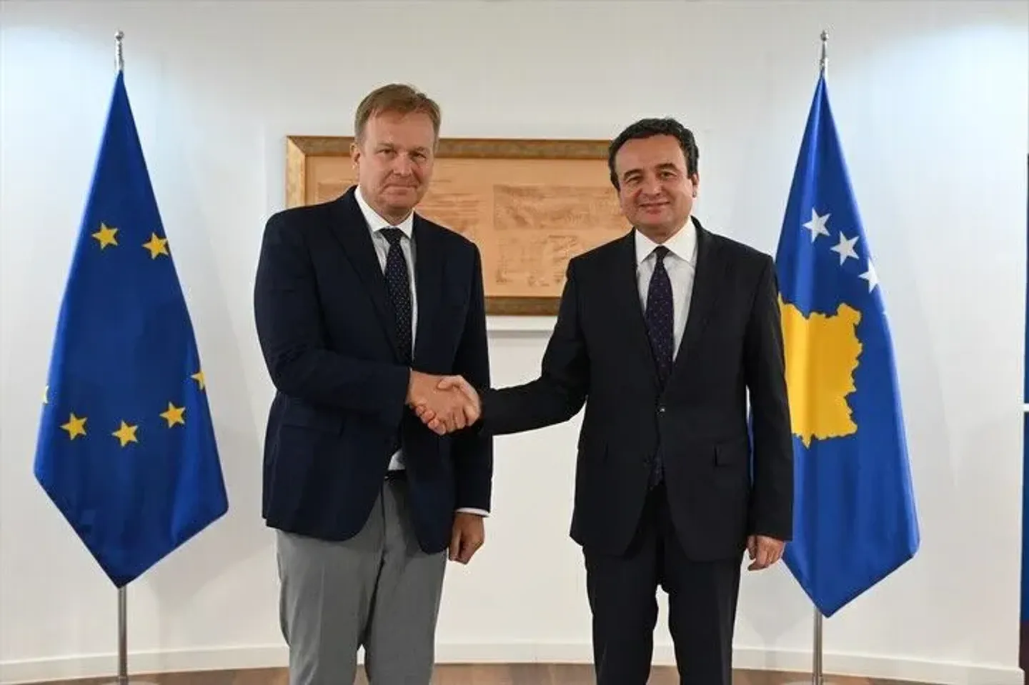 Kurti takon të dërguarin e posaçëm të BE-së për dialogun Kosovë-Serbi