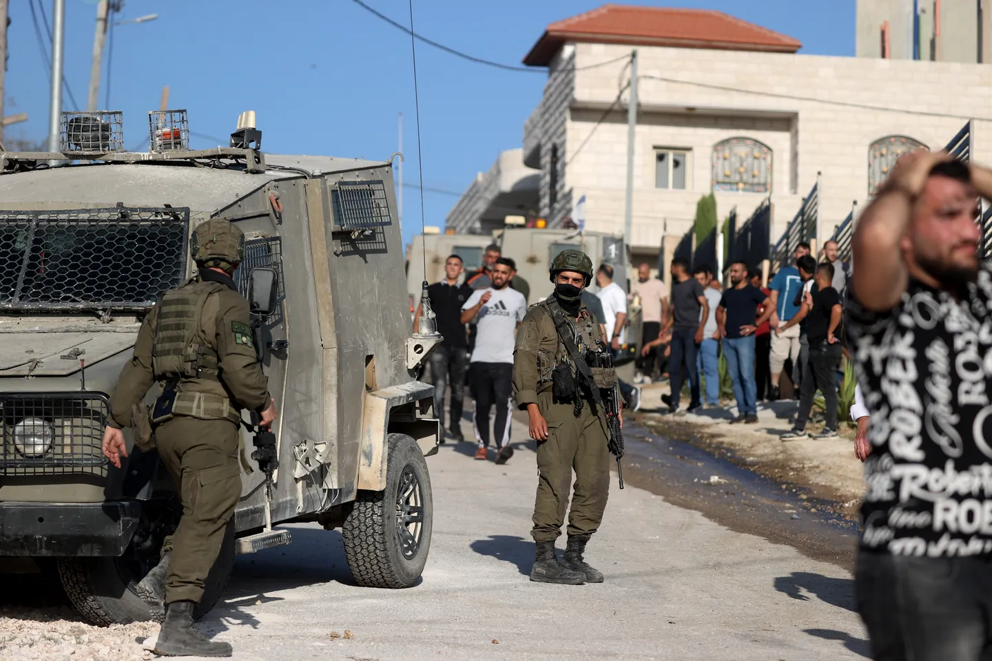 الضفة.. جيش الاحتلال يعتقل أكثر من 70 فلسطينياً ومستوطنون يصيبون 8 فلسطينيين