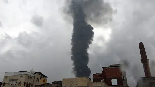 الحوثيون يعلنون استهداف منشآت لأرامكو السعودية.. وغارات على مواقع للجماعة في مأرب والجوف