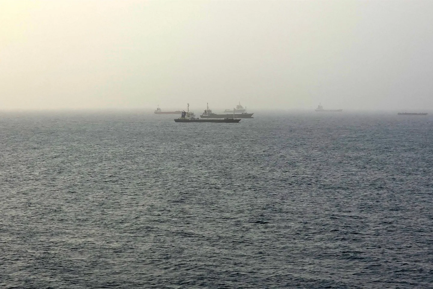 Oman su kiñleklärendä höcümgä duçar bulğan neft' tankerındağı 2 ekipaj äğ’zası yuğalğan