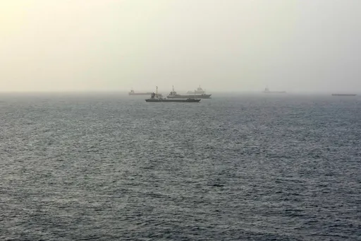 Oman su kiñleklärendä höcümgä duçar bulğan neft' tankerındağı 2 ekipaj äğ’zası yuğalğan