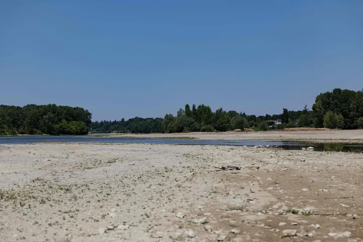 Sécheresse en France: 64 000 personnes privées d'eau au robinet