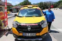 Nusja mori timonin e taksisë që vjehrri i saj e kishte lënë për shkak të moshës