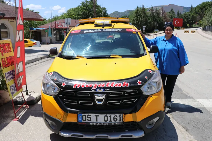 Nusja mori timonin e taksisë që vjehrri i saj e kishte lënë për shkak të moshës