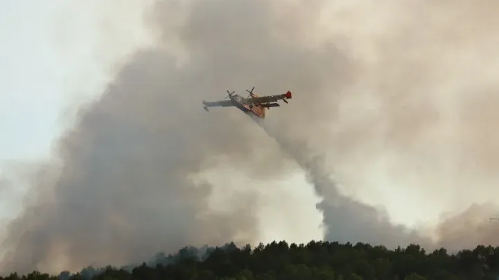 Hrvatski piloti pomažu u gašenju velikih požara u Francuskoj