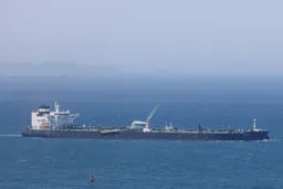 Нефтяной танкер подорвался на мине в Ормузском проливе