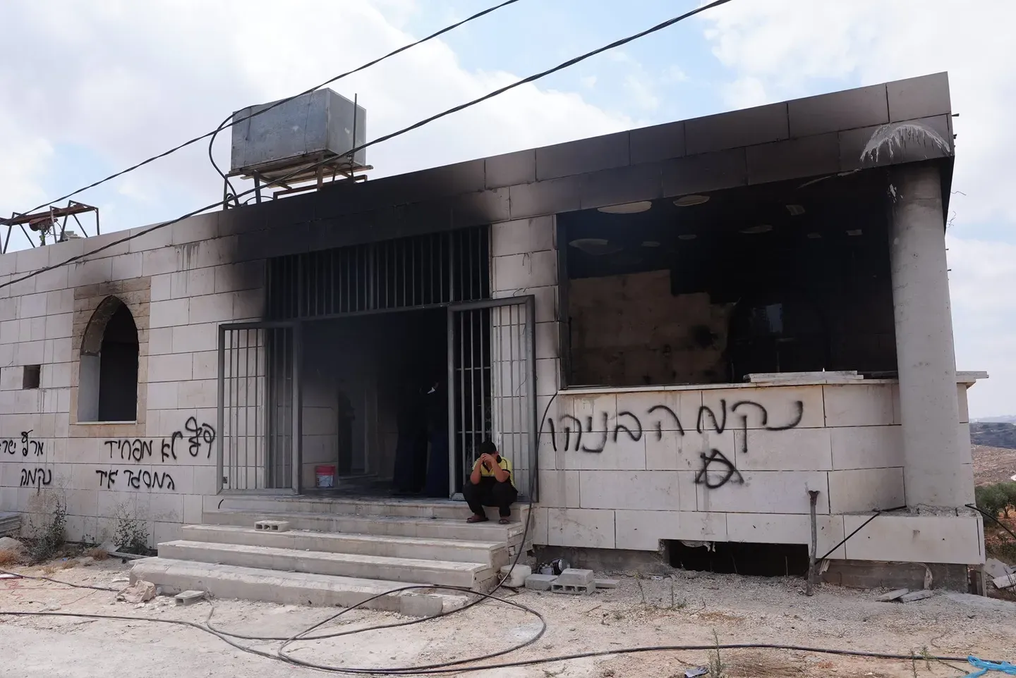 ОАЕ го осудуваат палењето на две џамии на Западниот Брег од страна на израелските окупатори