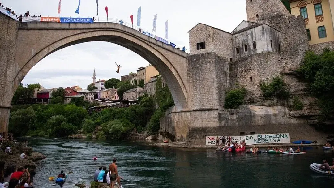 Bosnjë e Hercegovinë, mbahen hedhjet tradicionale të 460-ta nga Ura e Mostarit