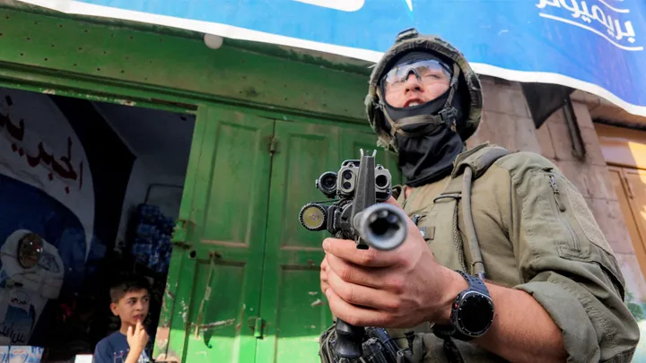 Израильские военные ранили палестинца и сносят еще 10 домов на оккупированном Западном берегу