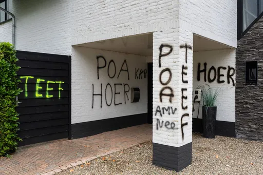 Auto’s en woningen van voorstanders azc aangevallen; burgemeester bestempelt het als crimineel