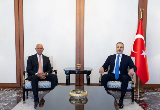 Ministri i Jashtëm i Türkiyes takohet me të dërguarin amerikan Tom Barrack
