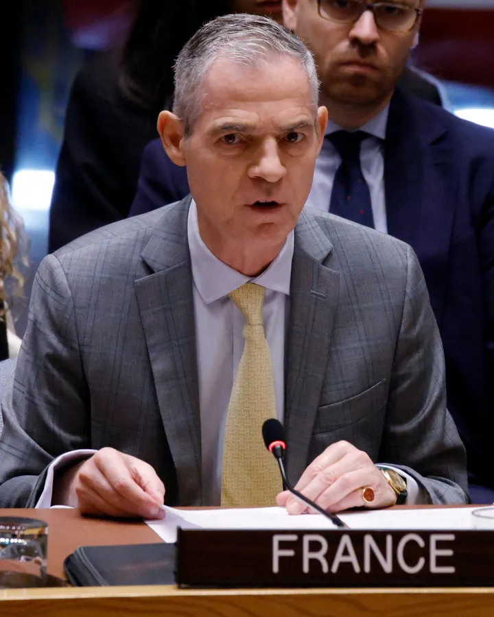 Ambassadeur français bloqué à Washington: Paris fait un pas vers l'apaisement