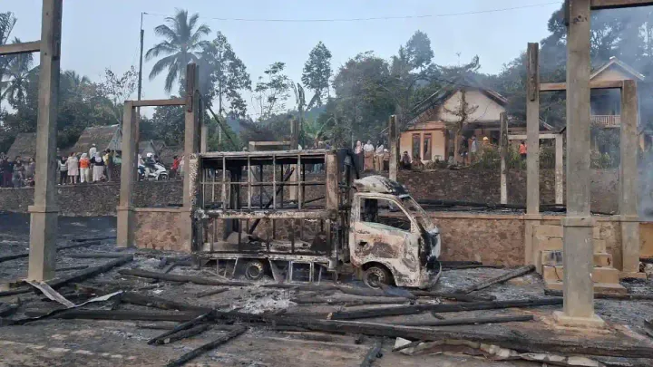 Kebakaran hanguskan 51 rumah adat di Sukabumi, Pemprov Jabar janji bangun kembali