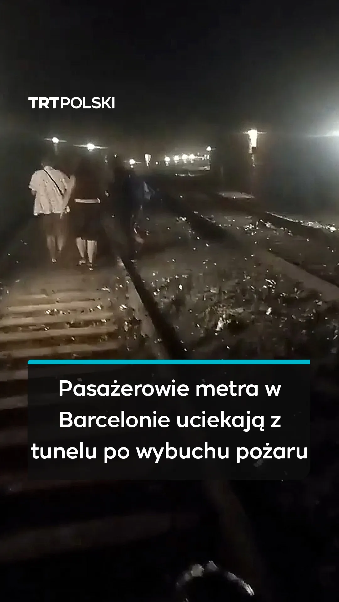 Pasażerowie metra w Barcelonie uciekają z tunelu po wybuchu pożaru