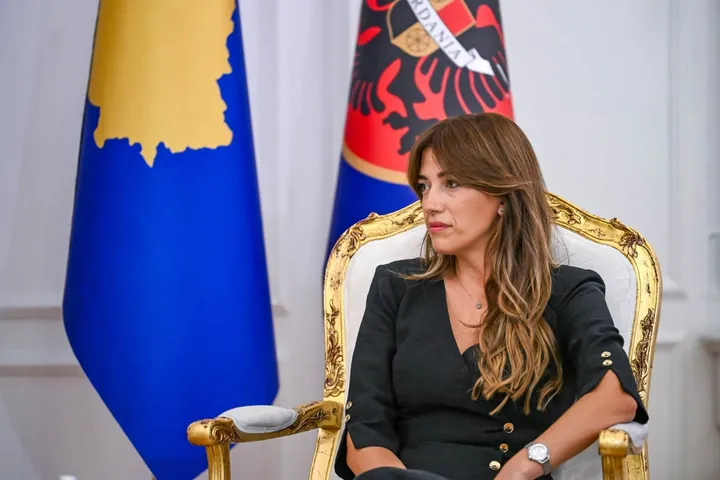U.d. Presidentja Haxhiu viziton vendin e varrit masiv në veri: Të ruhet integriteti i hetimeve