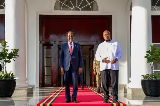 Madaxweyne Xasan Sheekh oo Kampala kula kulmay Madaxweynaha Uganda