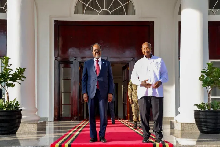 Madaxweyne Xasan Sheekh oo Kampala kula kulmay Madaxweynaha Uganda