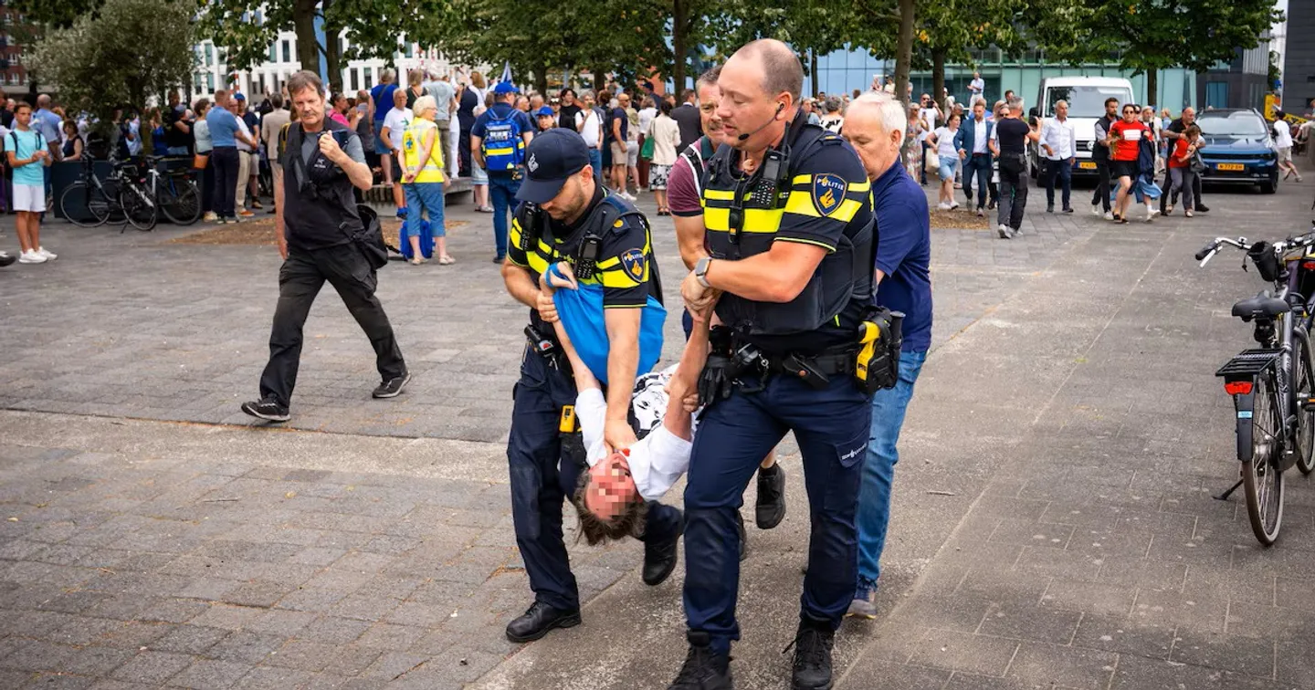 Demonstranten komen samen tegen aanwezigheid ambassadeur Israël bij deportatieherdenking Rotterdam