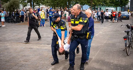 Demonstranten komen samen tegen aanwezigheid ambassadeur Israël bij deportatieherdenking Rotterdam