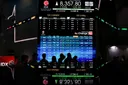 IHSG naik ke level 6.216, pasar soroti dampak putusan MK terkait MBG