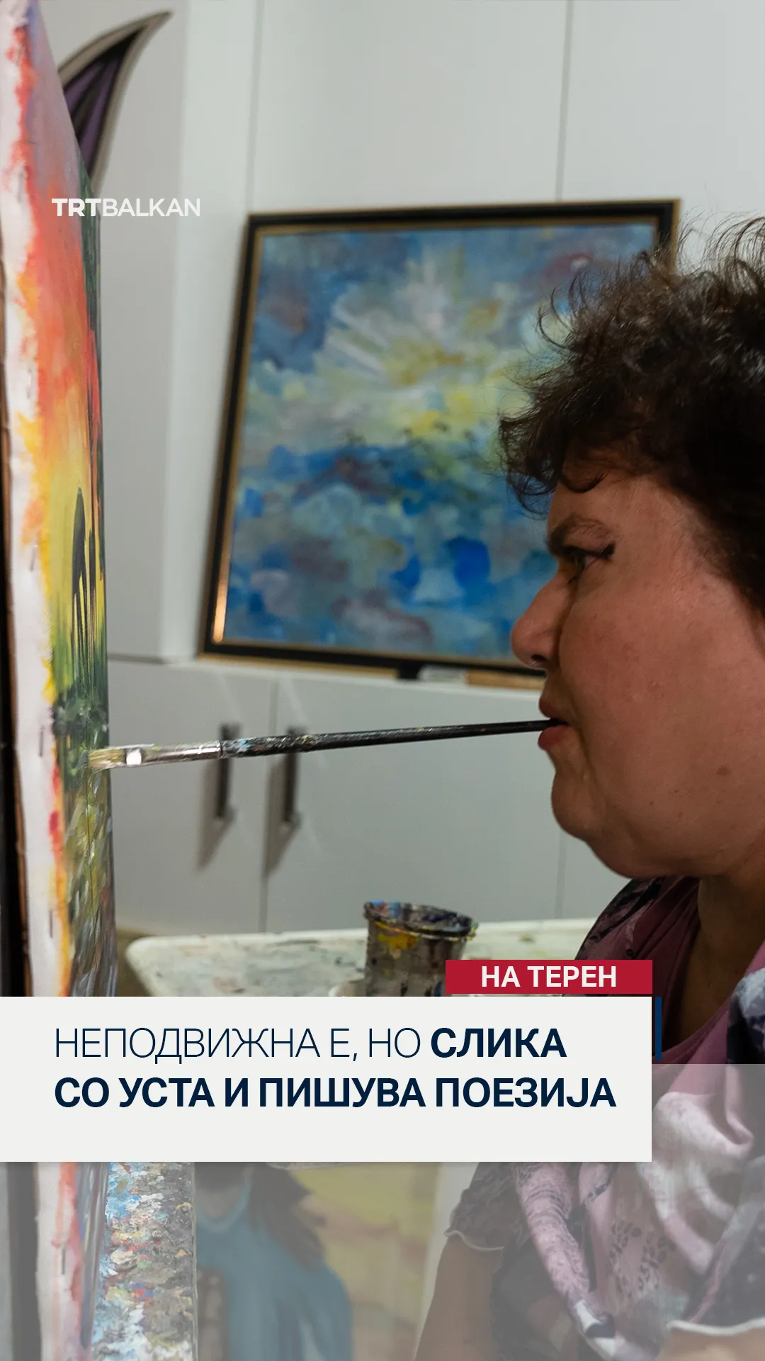 Не може да ги движи рацете и нозете, но слика со уста и пишува поезија