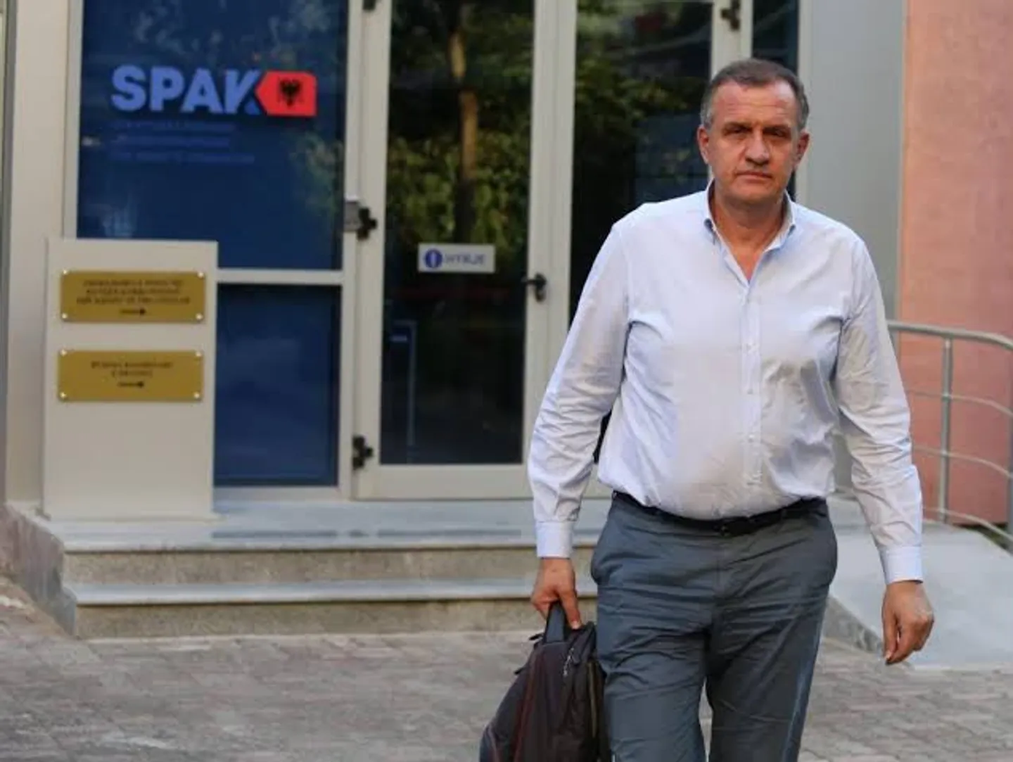 Lirohet nga paraburgimi ish-ministri i Shëndetësisë i Shqipërisë, Ilir Beqaj