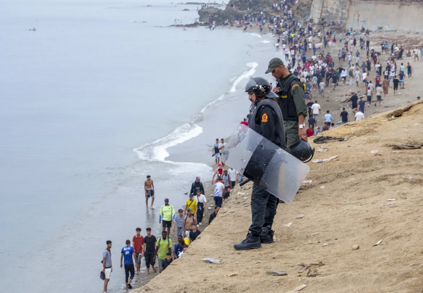 Maroku bllokon mijëra emigrantë të parregullt që të shkojnë në Ceuta të Spanjës