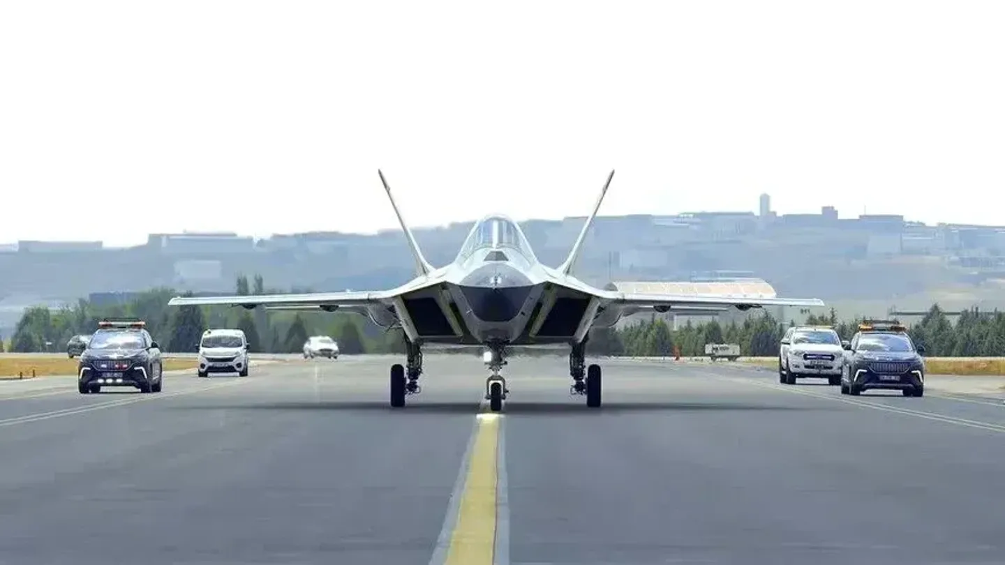 Avioni luftarak KAAN i Türkiyes nis testet e lëvizjes në pistë para fluturimit