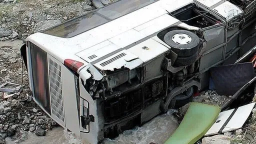 Najmanje 25 osoba poginulo, 44 povrijeđene u autobuskoj nesreći na sjeveru Alžira