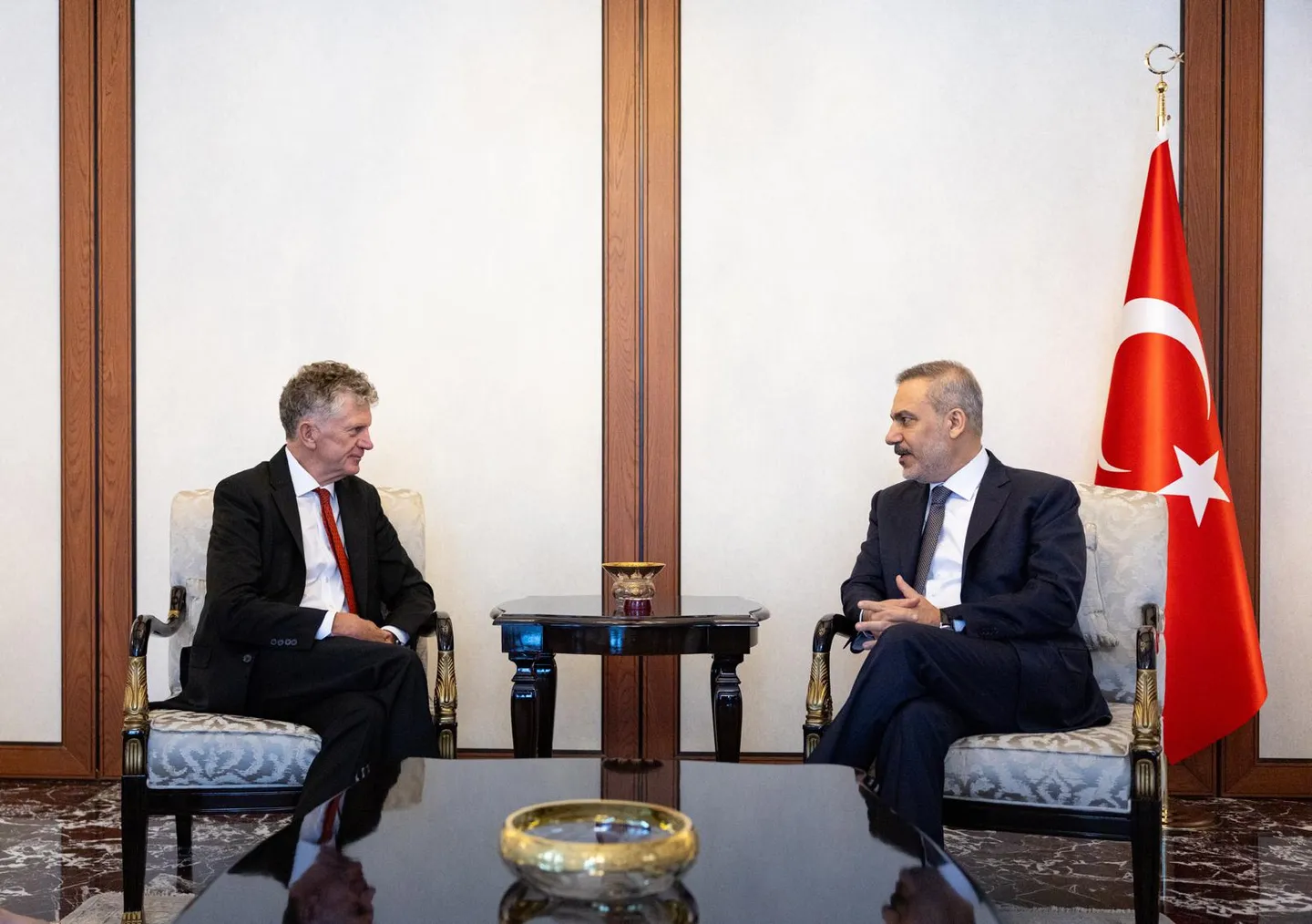 Ministri i Jashtëm turk pret në Ankara këshilltarin britanik për sigurinë kombëtare