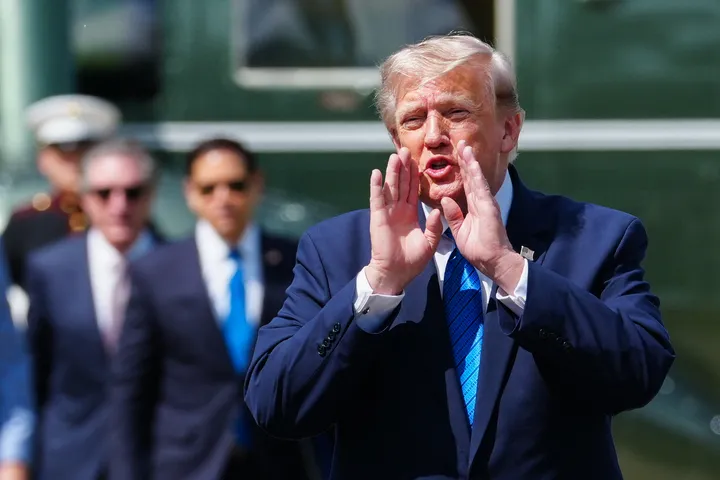 ترمب يطلب من كبار مبعوثيه وقف محادثاتهم مع إيران