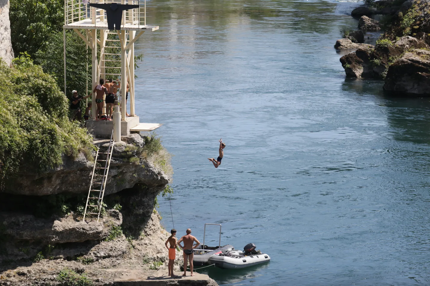 Toplotni val zahvatio region, Mostarci i turisti osvježenje traže u Neretvi