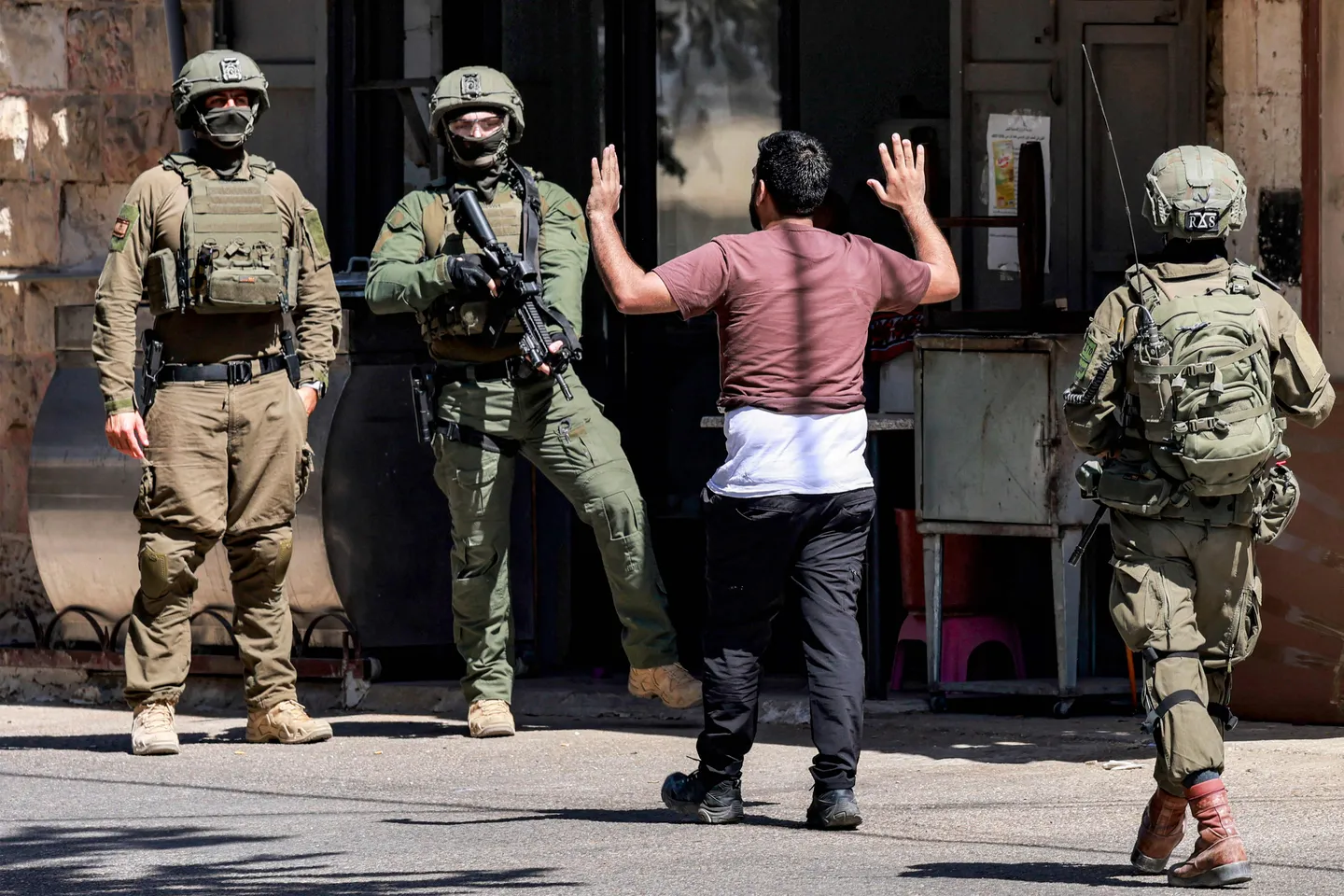 Престъпната израелска армия рани двама палестинци, единият от които е дете