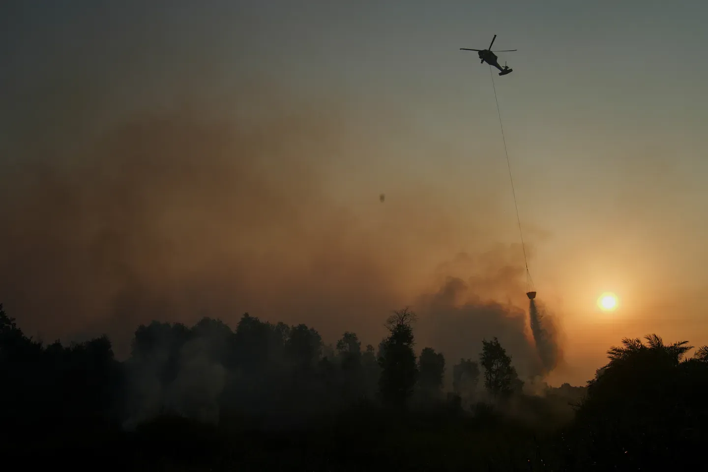 Dva vatrogasna helikoptera se sudarila tokom gašenja požara kod Atine