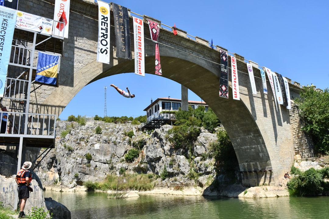 Në Kosovë u mbajt gara tradicionale e kërcimeve nga Ura e Fshejt