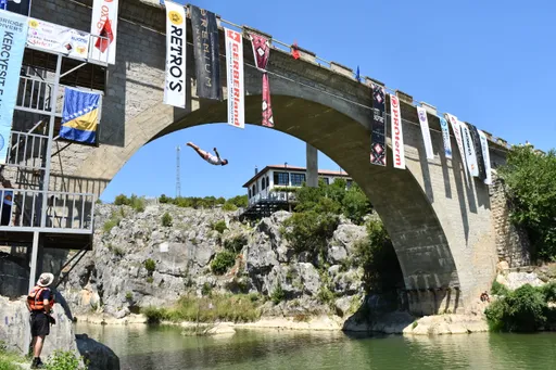 Në Kosovë u mbajt gara tradicionale e kërcimeve nga Ura e Fshejt