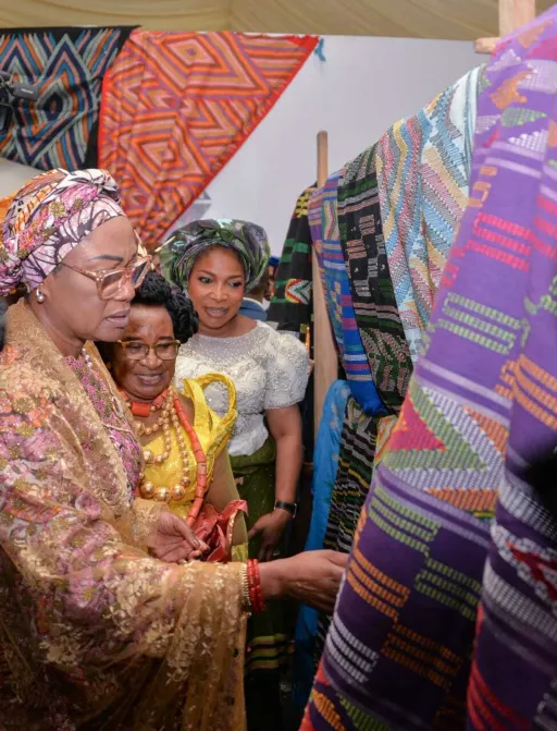 La Première Dame du Nigeria met à l'honneur l'Akwete, tissu emblématique des Igbos