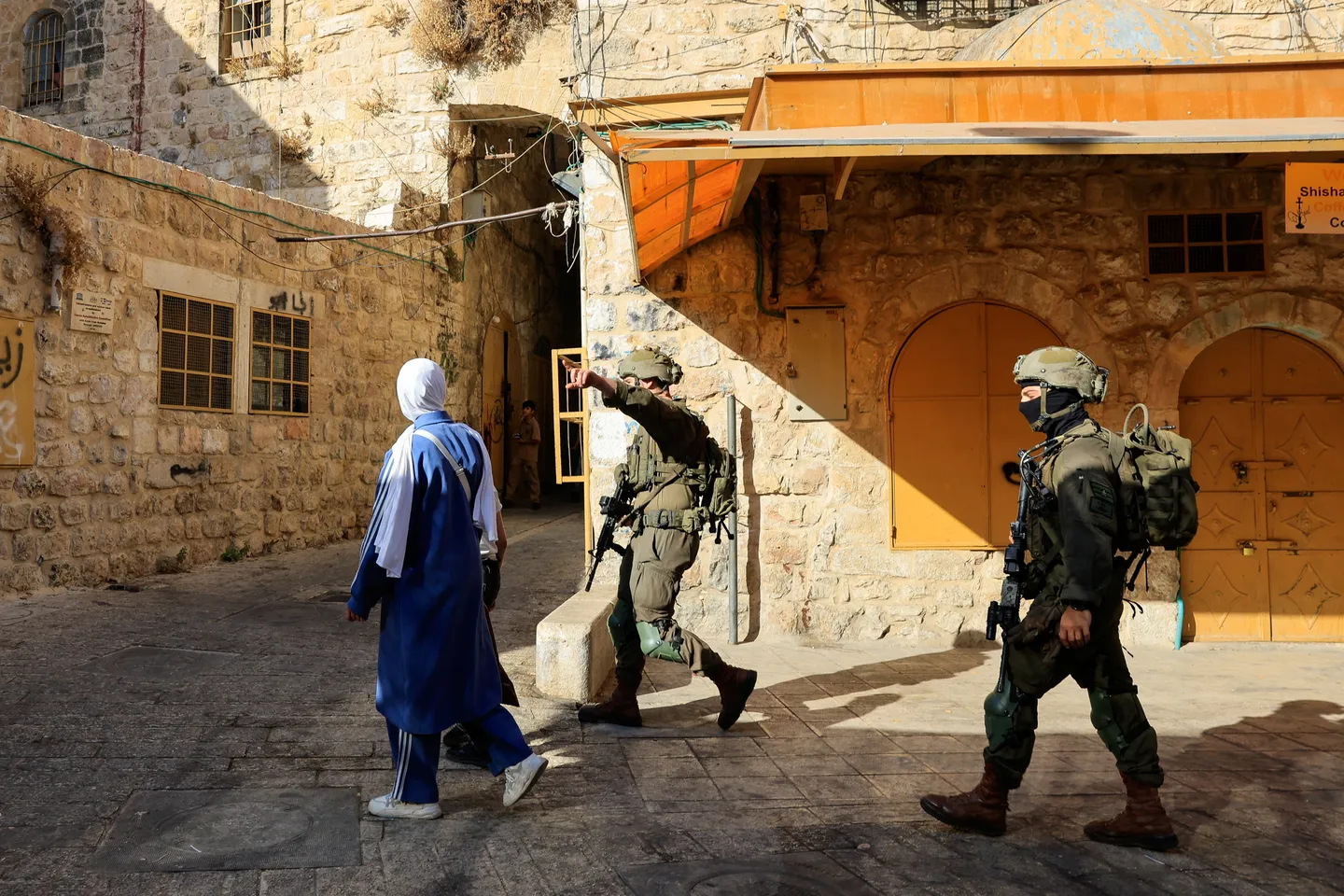 Pushtuesit izraelitë sulmojnë disa fshatra në Bregun Perëndimor, plagosin dy palestinezë